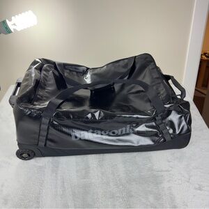 Patagonia NWT Black Hole Matte Black Wheeled Duffel Bag 100L Luggage 49386 Style